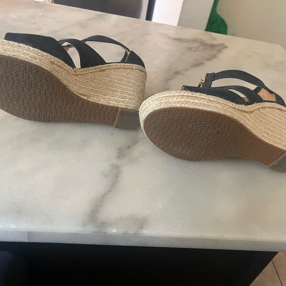 Beautiful Micheal Kors Sandals - Picture 3 of 3